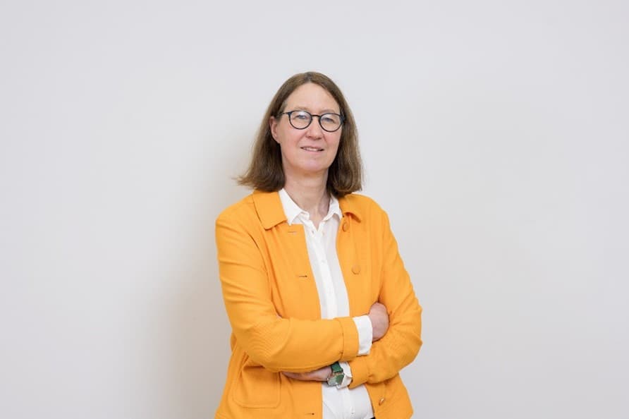 Ein Foto von Ulrike Cress vor einem grauen Hintergrund