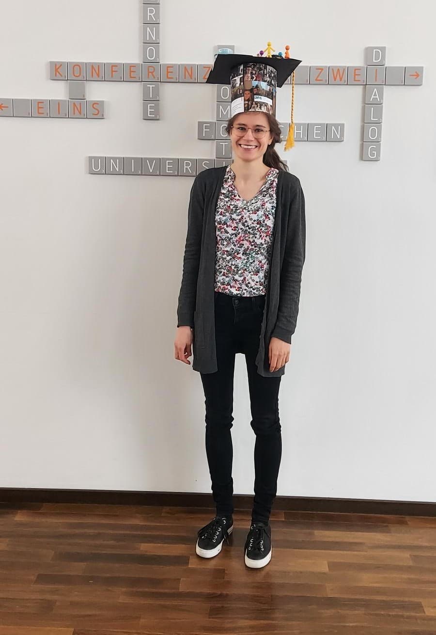 Pauline Frick nach ihrer Dissertationsverteidigung