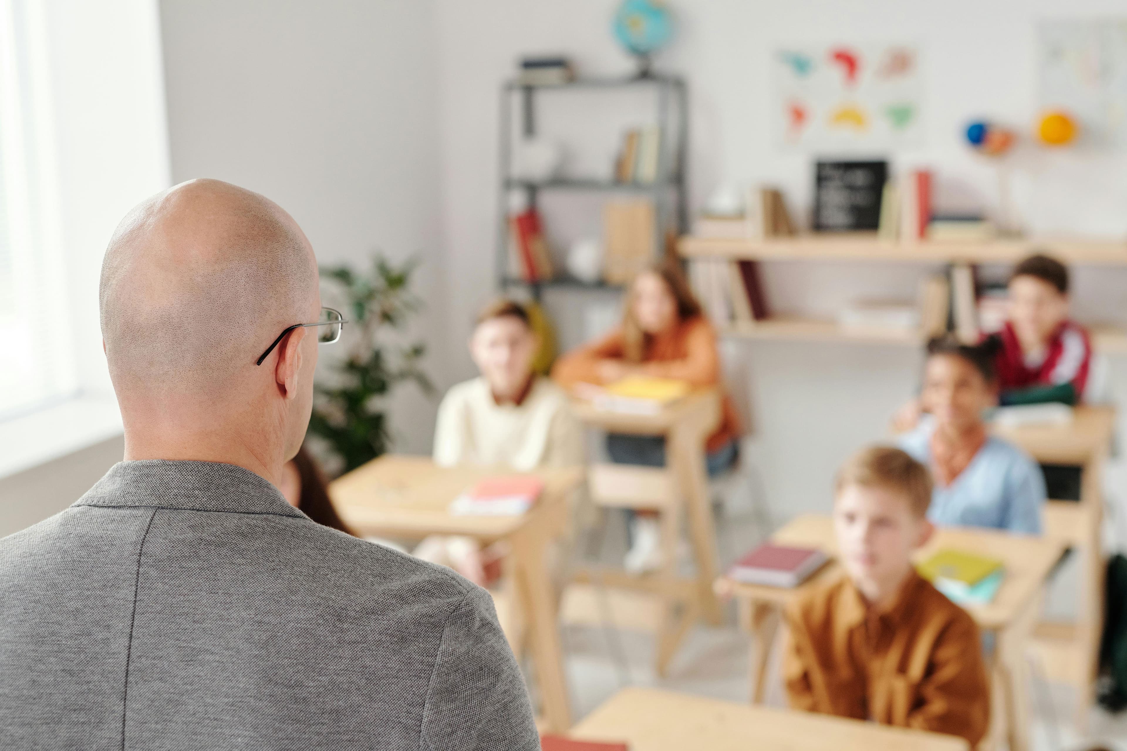 Ein Lehrer steht vor einer Klasse