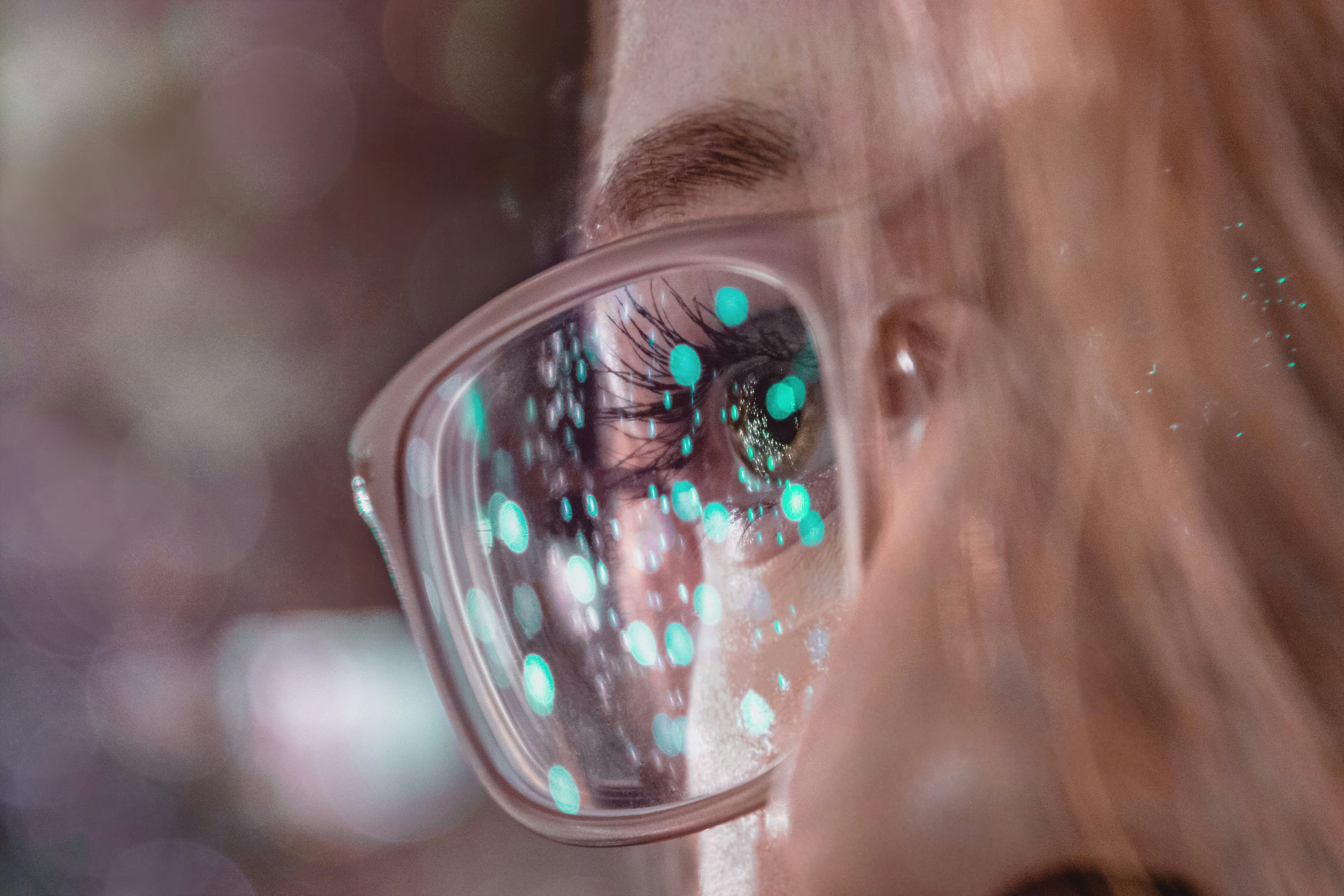 Eine Nahaufnahme von einer Brille, in der sich Lichter spiegeln