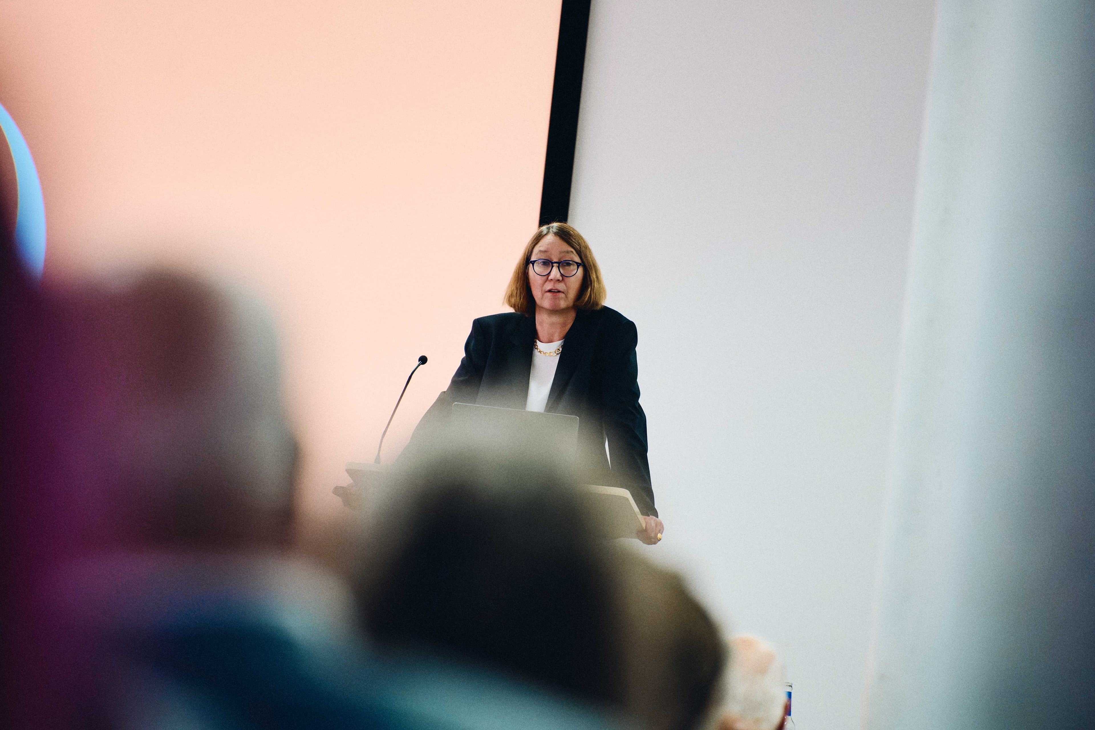 Prof. Dr. Ulrike Cress, Direktorin des IWM, spricht beim Festakt zum 25-jährigen Bestehen des Instituts