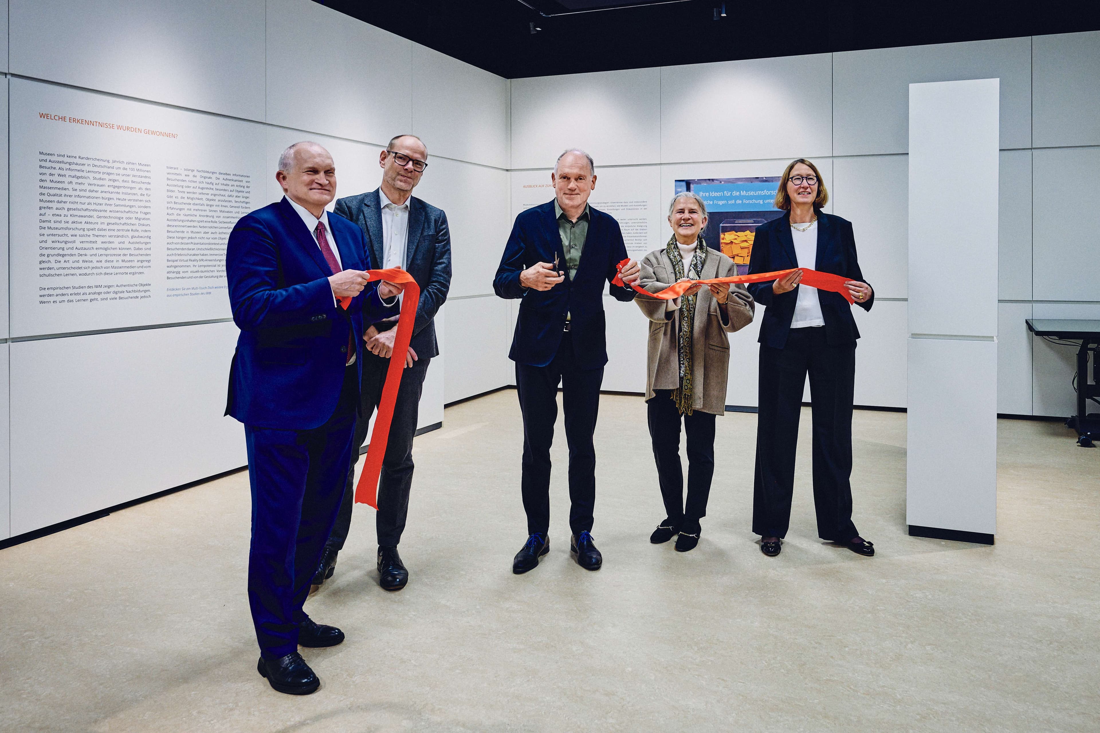 Symbolischer Bandschnitt zur Eröffnung des neuen MuseumLab am IWM