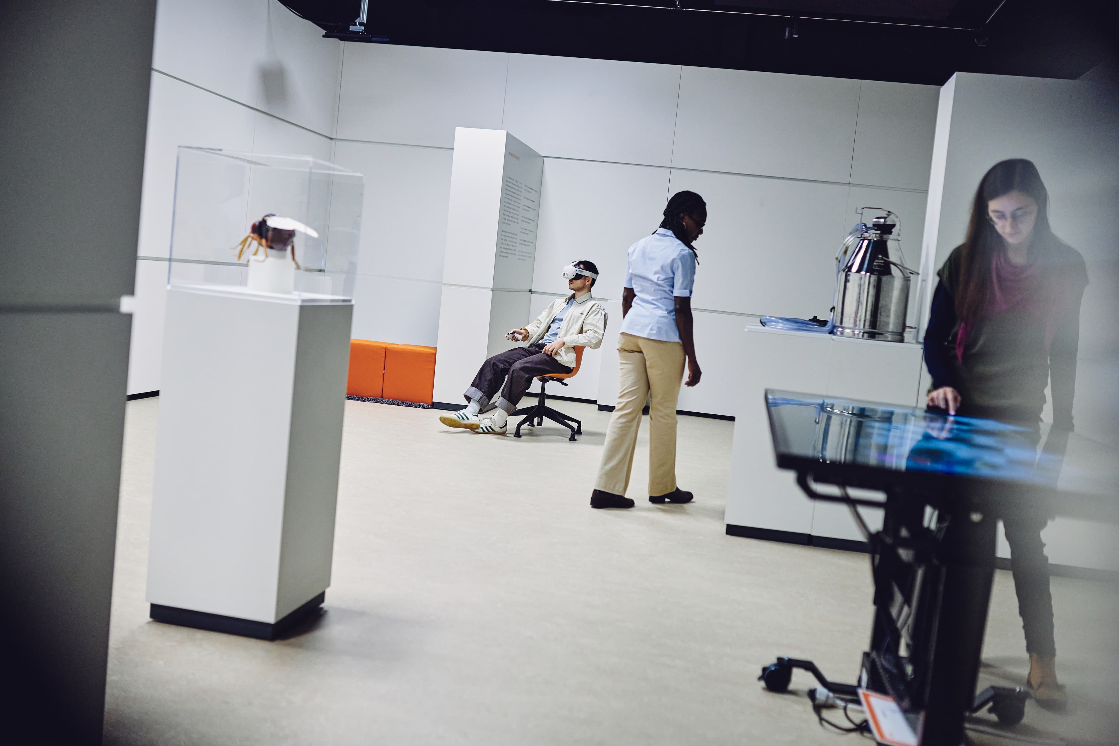 Blick in das MuseumLab mit verschiedenen Versuchsaufbauten