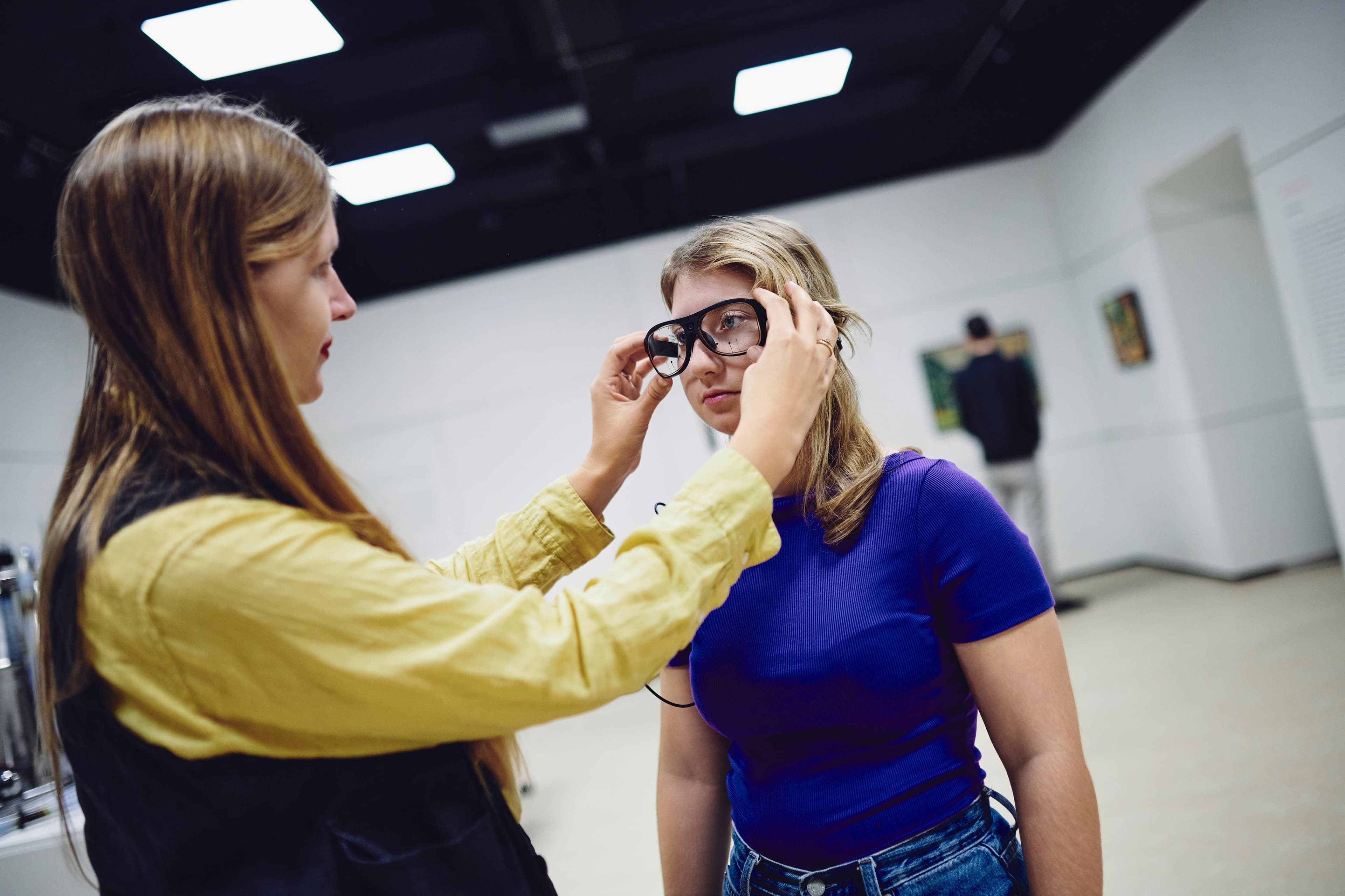Eine Versuchsperson wird mit einer Brille ausgestattet