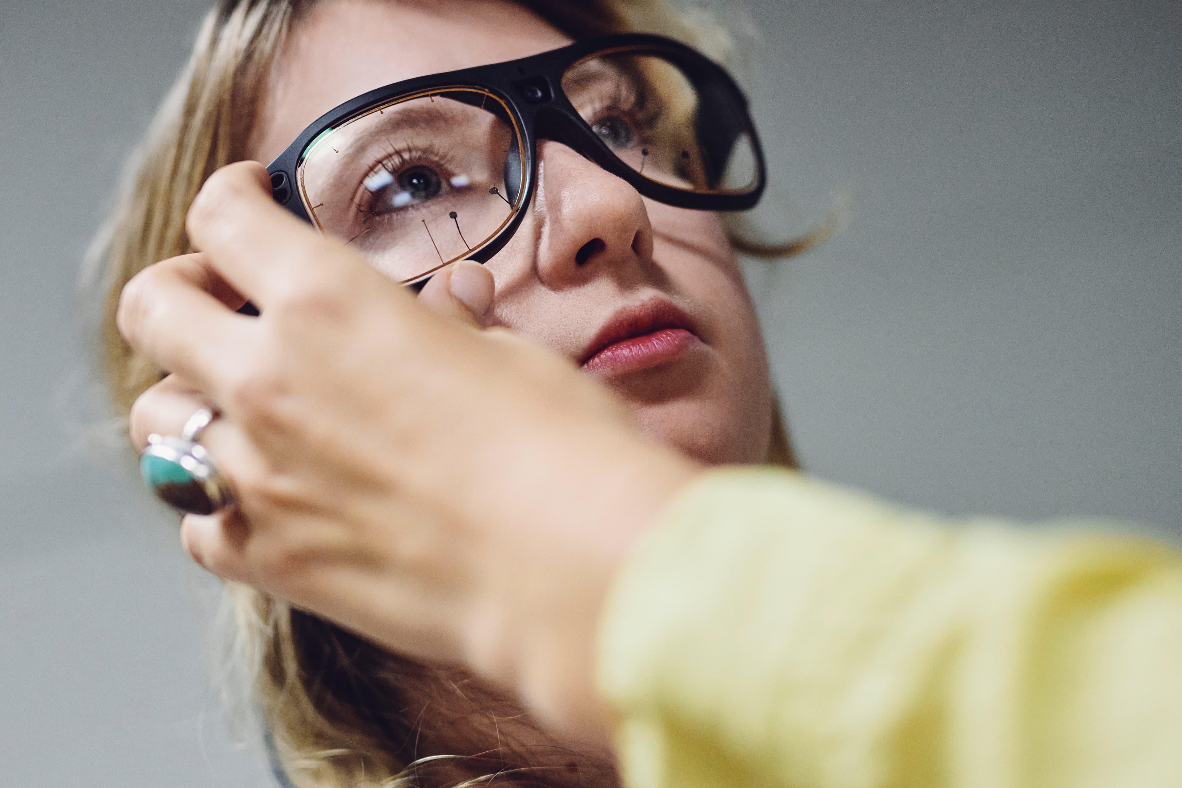 Versuchsperson mit Brille