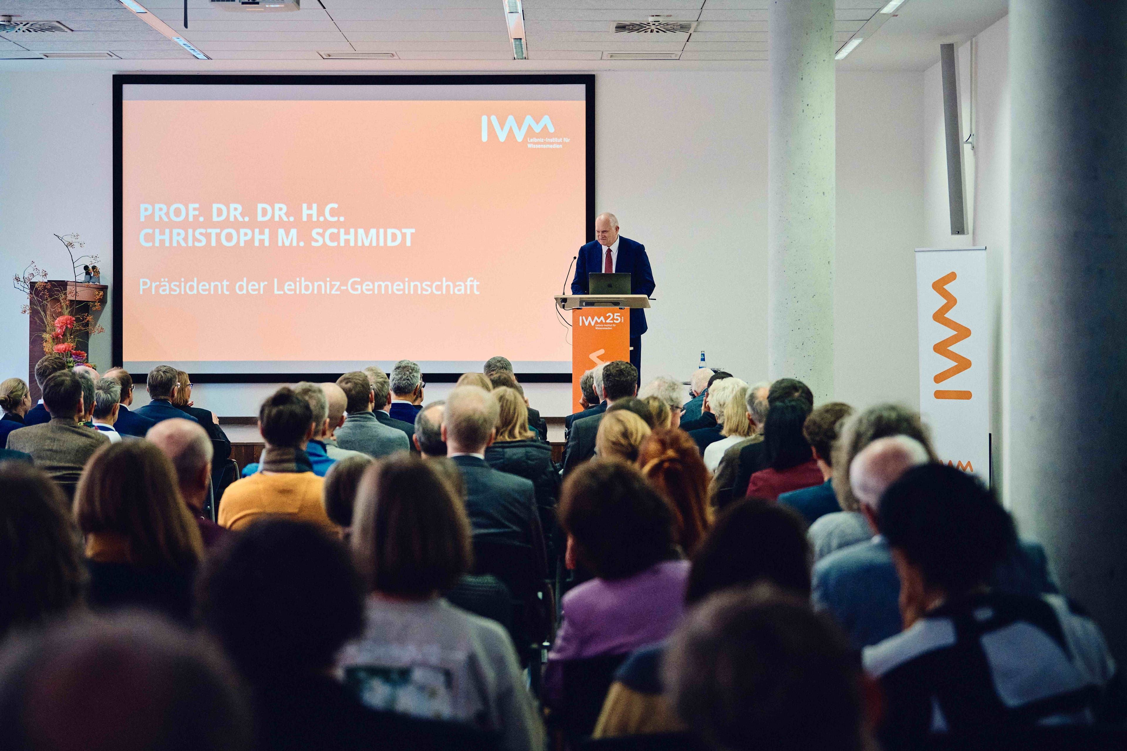 Christoph M. Schmidt spricht an einem Rednerpult vor dem Publikum des IWM-Jubiläumsfestakts