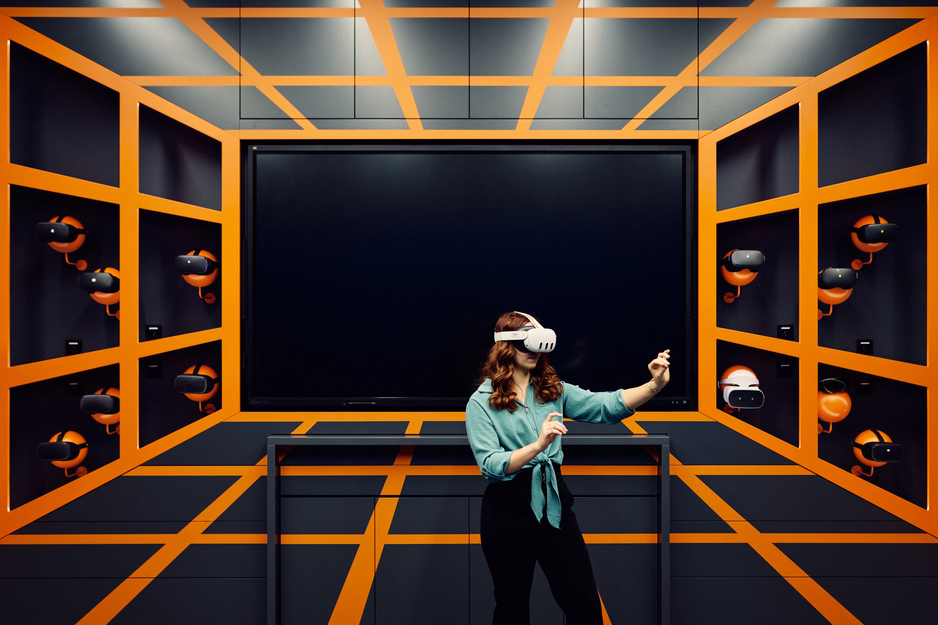 A woman with VR glasses in the Mixed Reality Lab