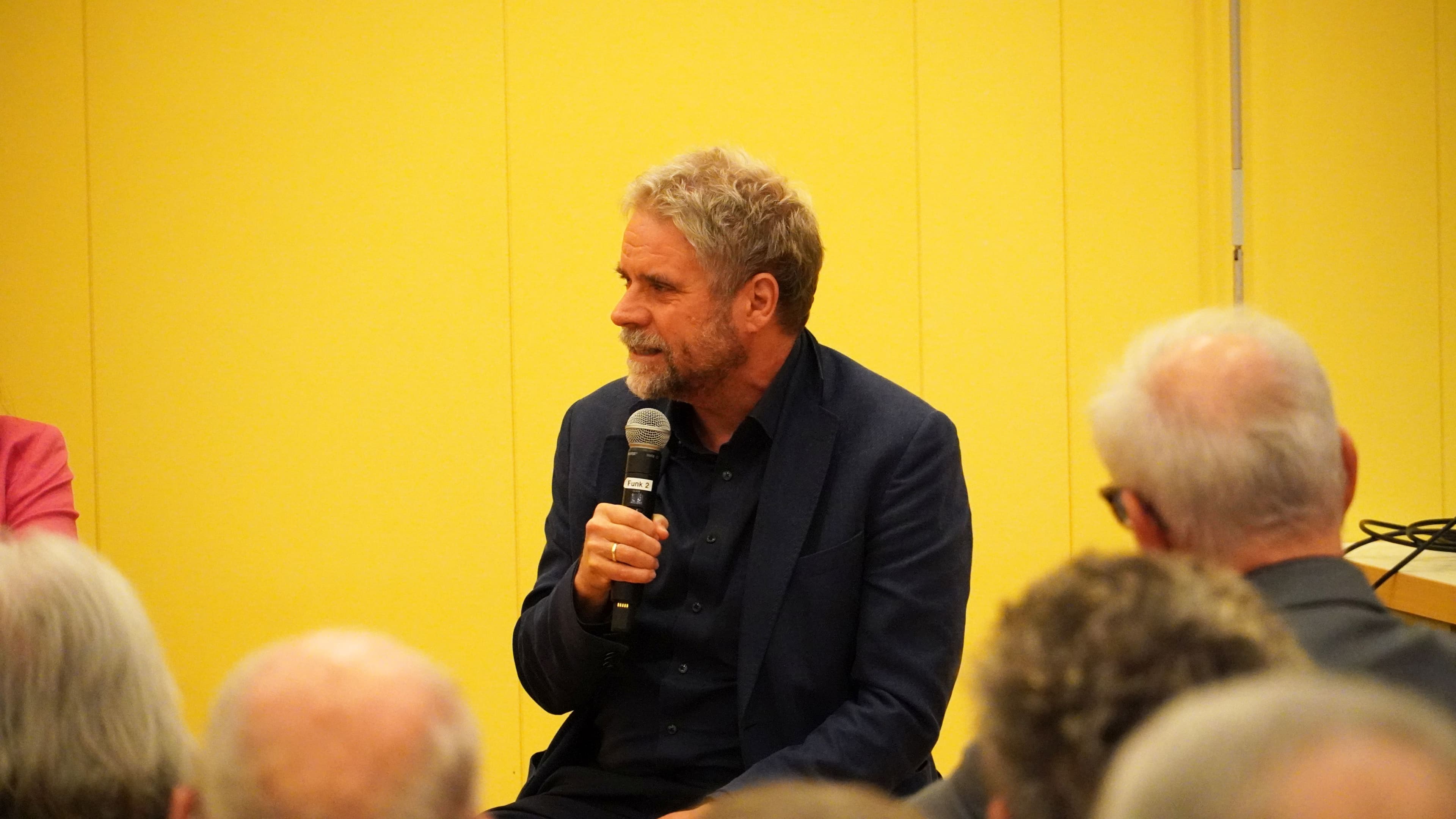 Martin Plümicke auf der Bühne des Cannstatter Forums