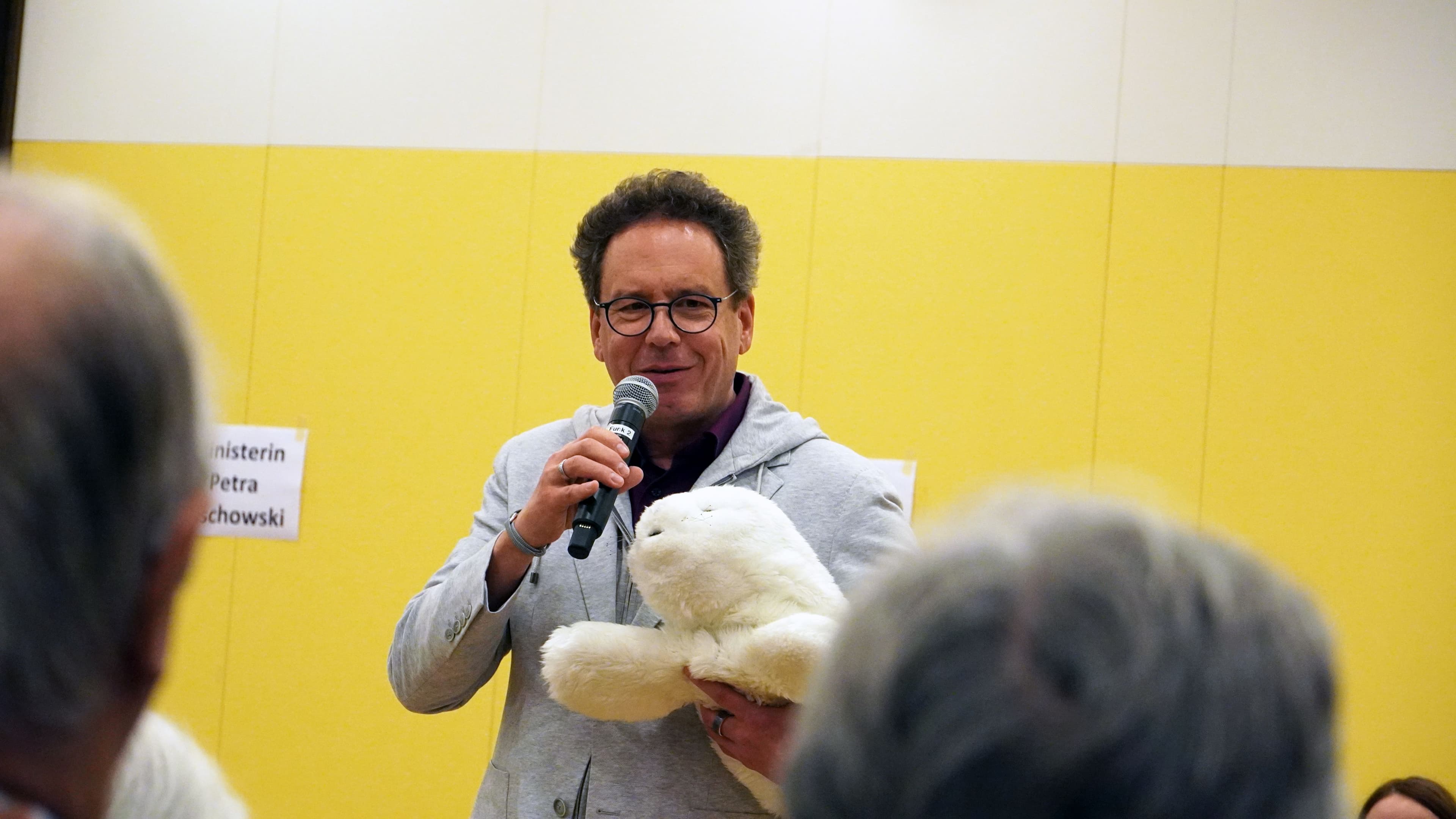 Ein Mann auf der Bühne des Cannstatter Forums