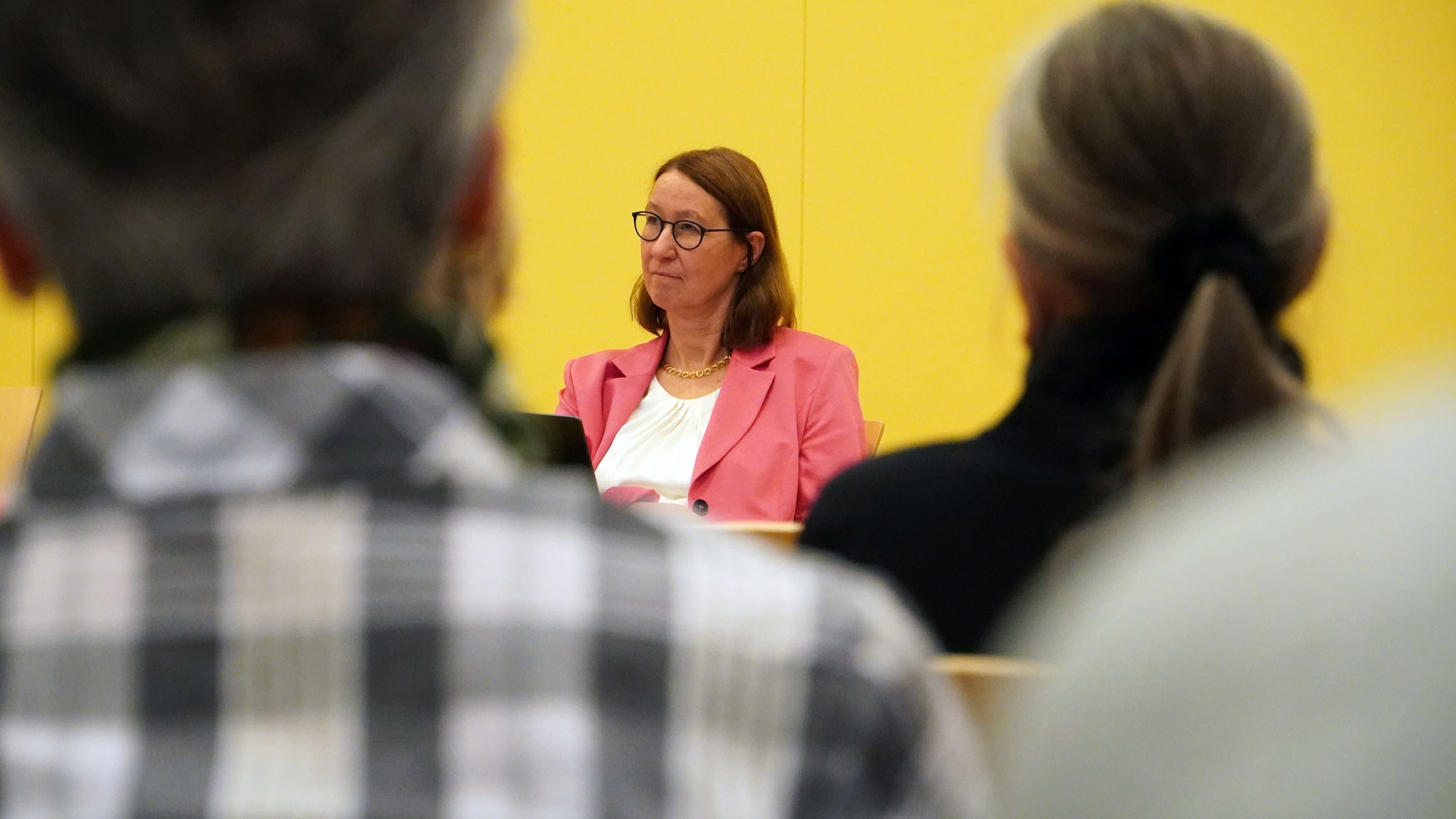 Ulrike Cress auf der Bühne des Cannstatter Forums