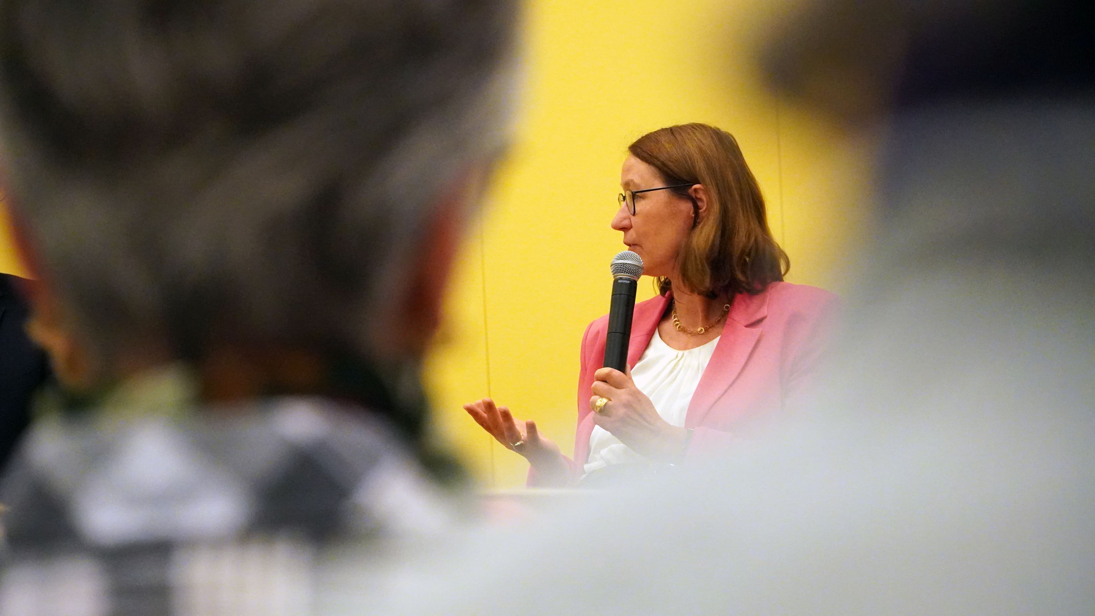 Ulrike Cress auf der Bühne des Cannstatter Forums