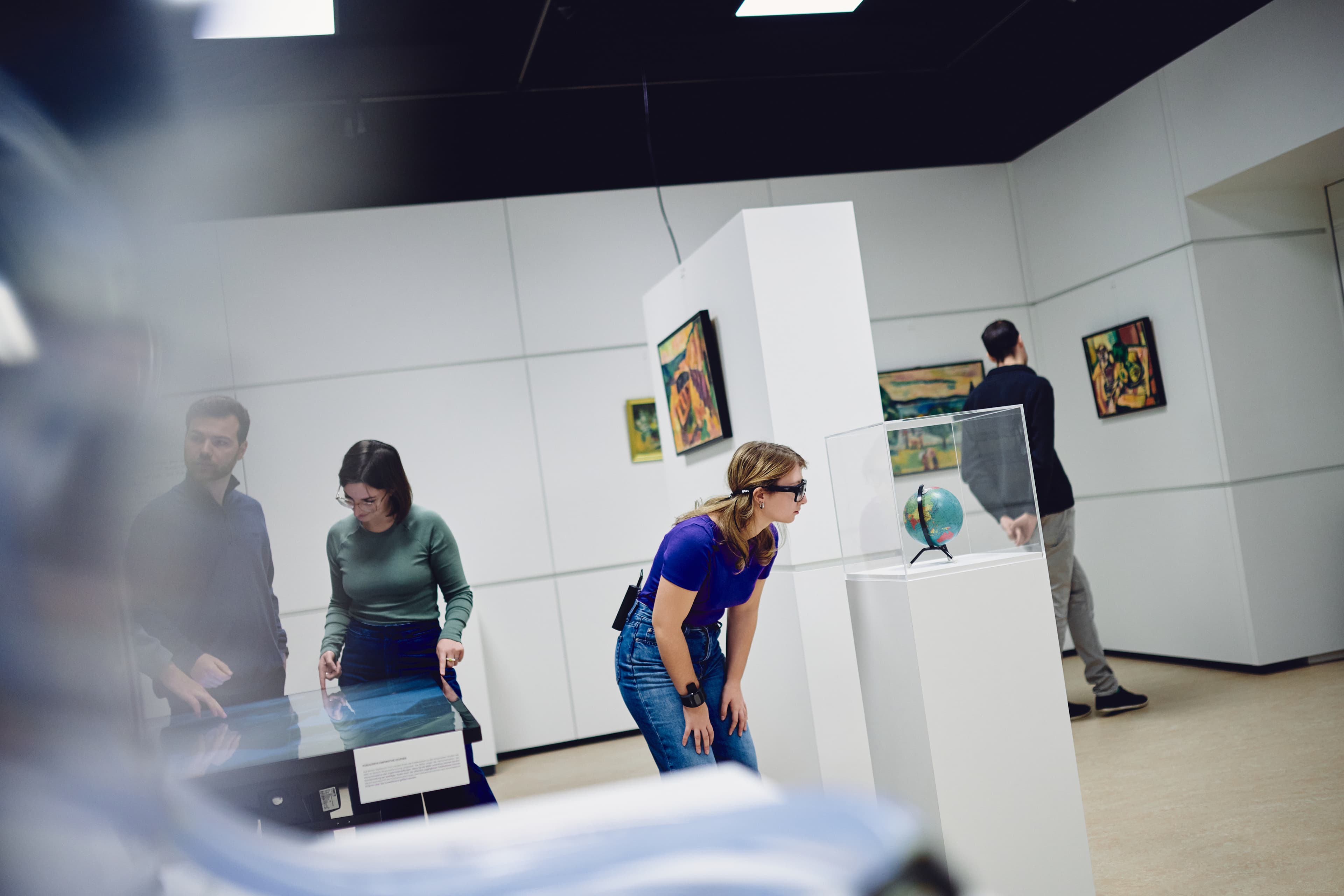 Blick in das MuseumLab: Personen betrachen verschiedene Objekte