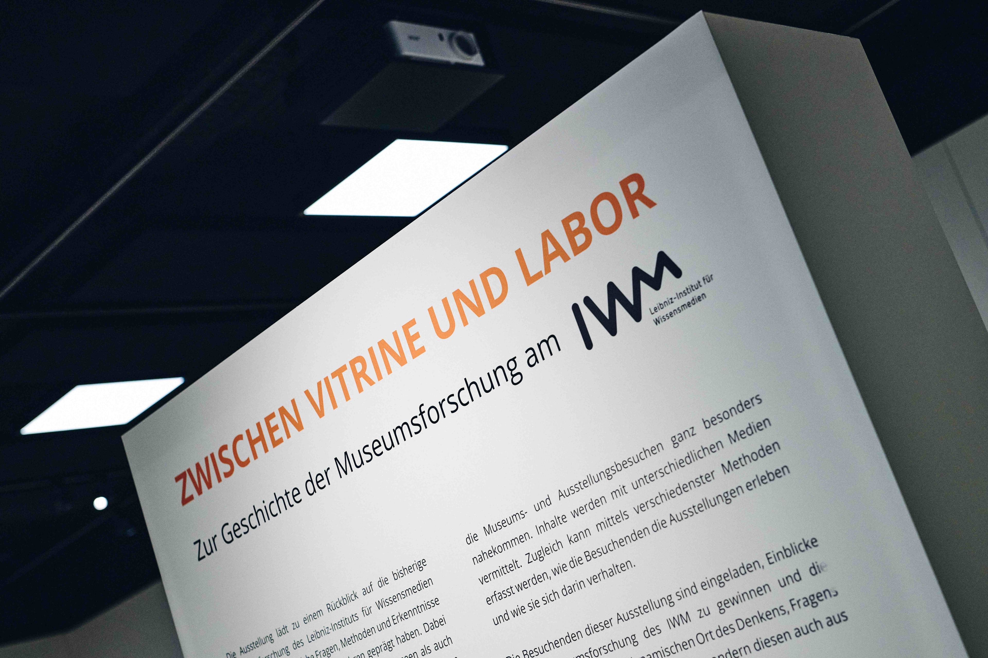 Ausstellungsstele mit dem Titel „Zwischen Vitrine und Labor. Zur Geschichte der Museumsforschung am IWM“ in der Begleitausstellung des MuseumLab
