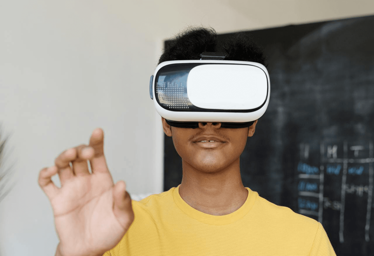 Pupil wearing VR glasses