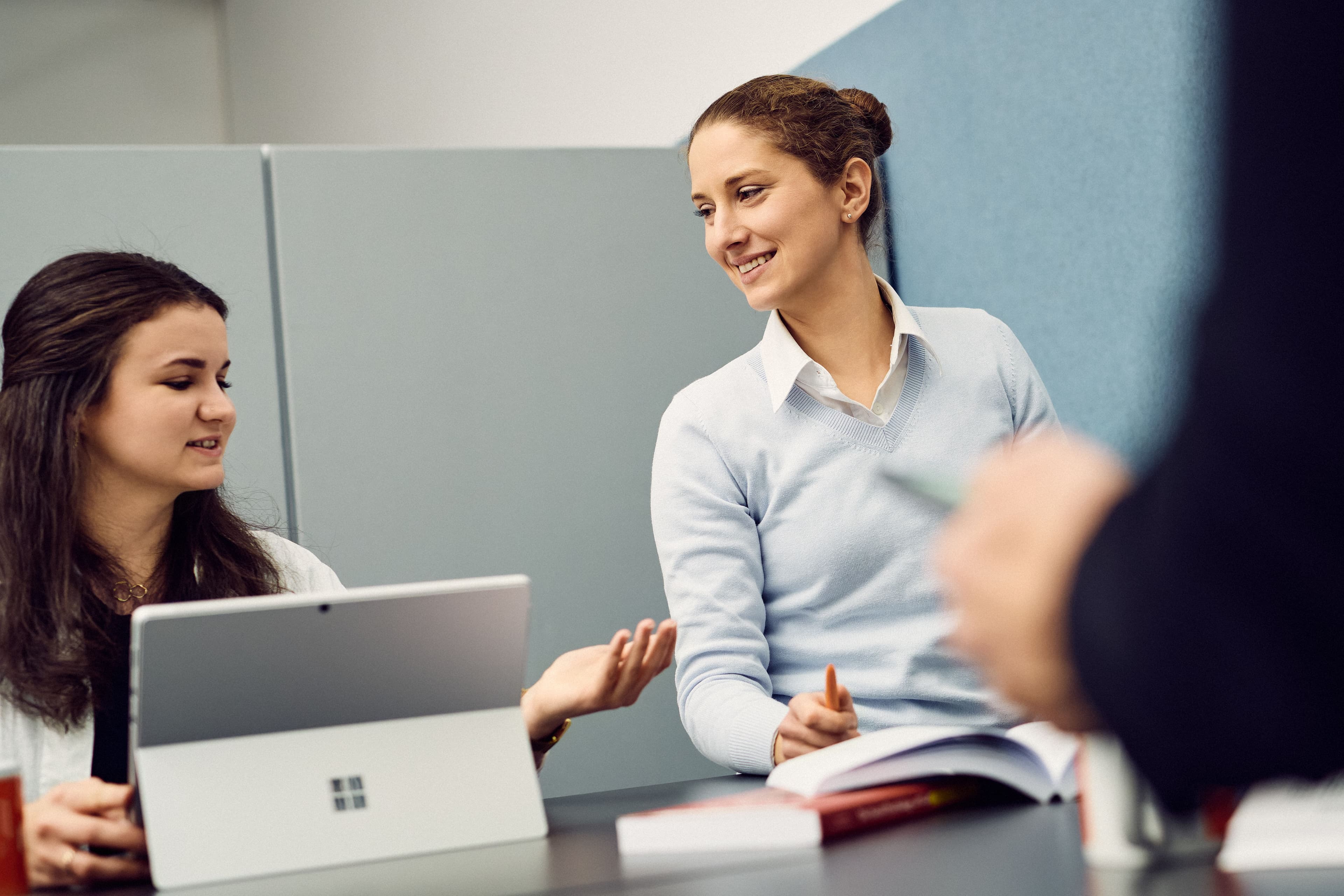 Zwei IWM-Mitarbeiter*innen arbeiten zusammen und tauschen sich aus