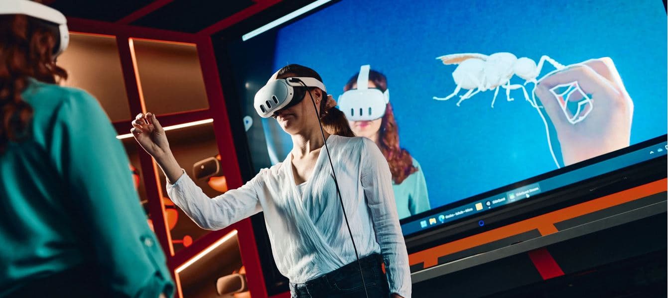 Two people with VR glasses in the Mixed Reality Lab