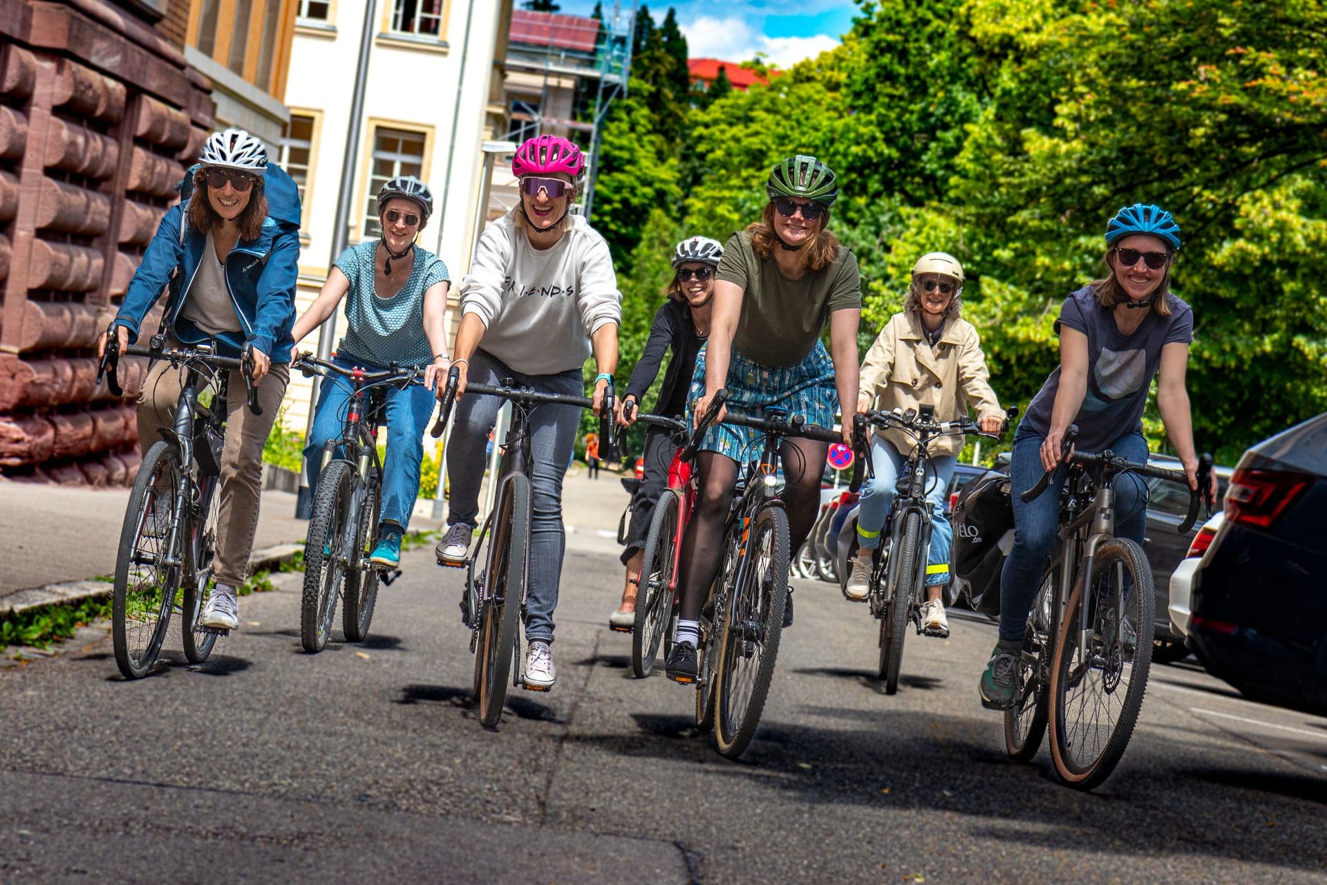 Cyclists with bicycle helmets in front of the IWM