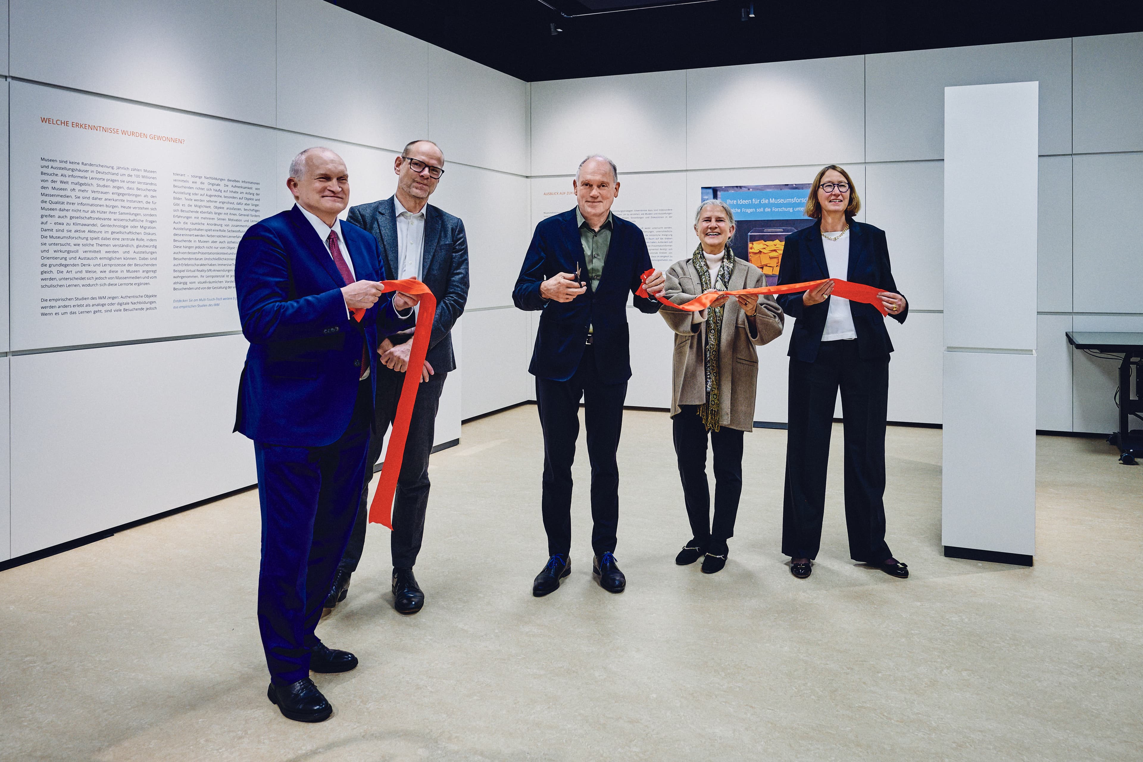 Fünf Ehrengäste stehen im neuen MuseumLab und durchschneiden gemeinsam ein rotes Band. Von links: Christoph M. Schmidt, Axel Drecoll, Hans J. Reiter, Karla Pollmann und Ulrike Cress.