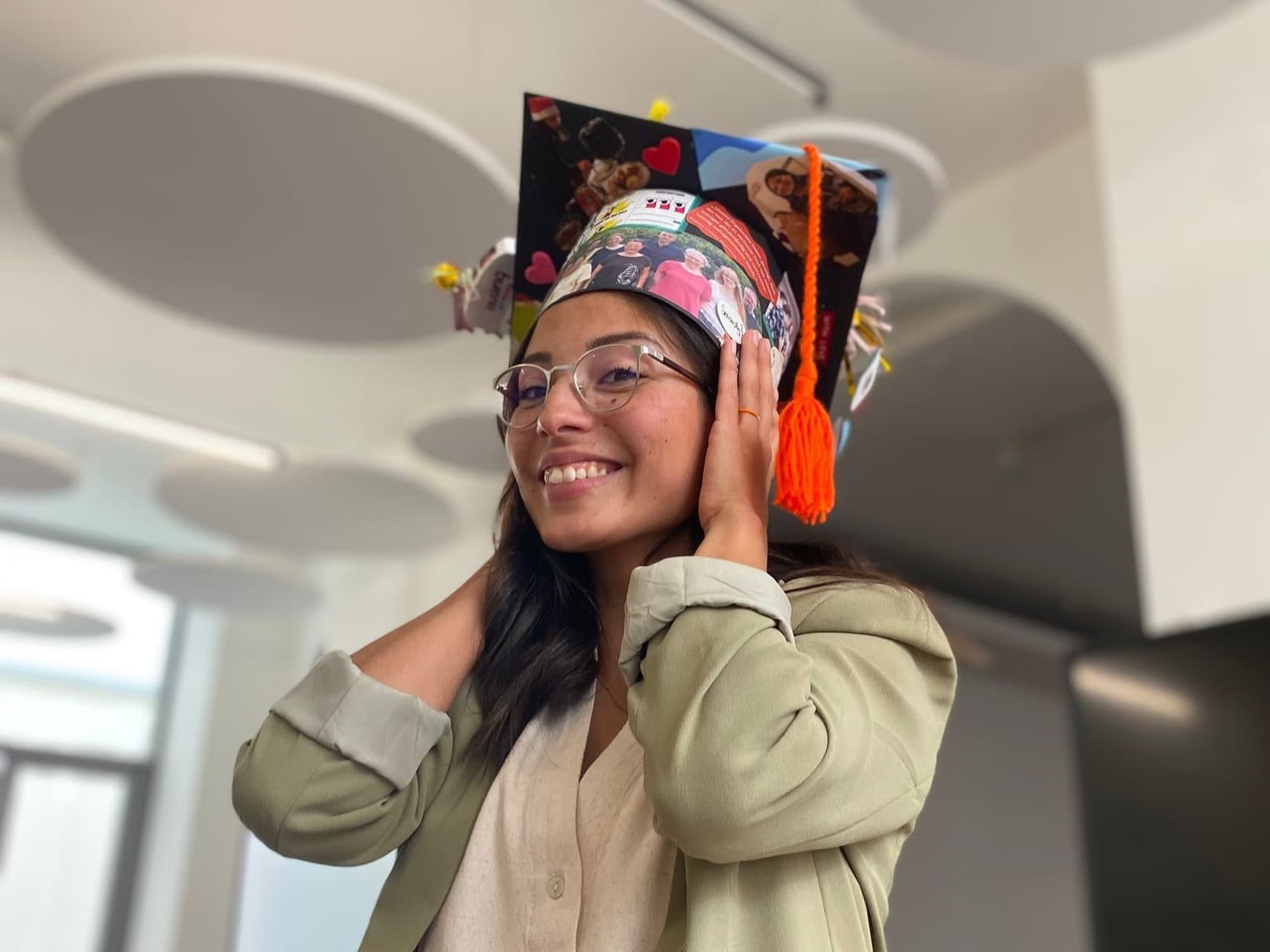 Angelica Henestrosa mit ihrem Absolventinnenhut