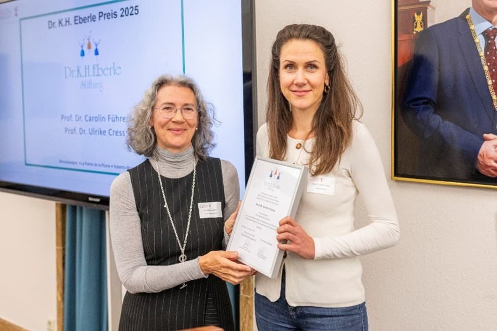 Dr. Alexandra Zoller überreicht Preisträgerin Prof. Dr Carolin Führer eine Urkunde