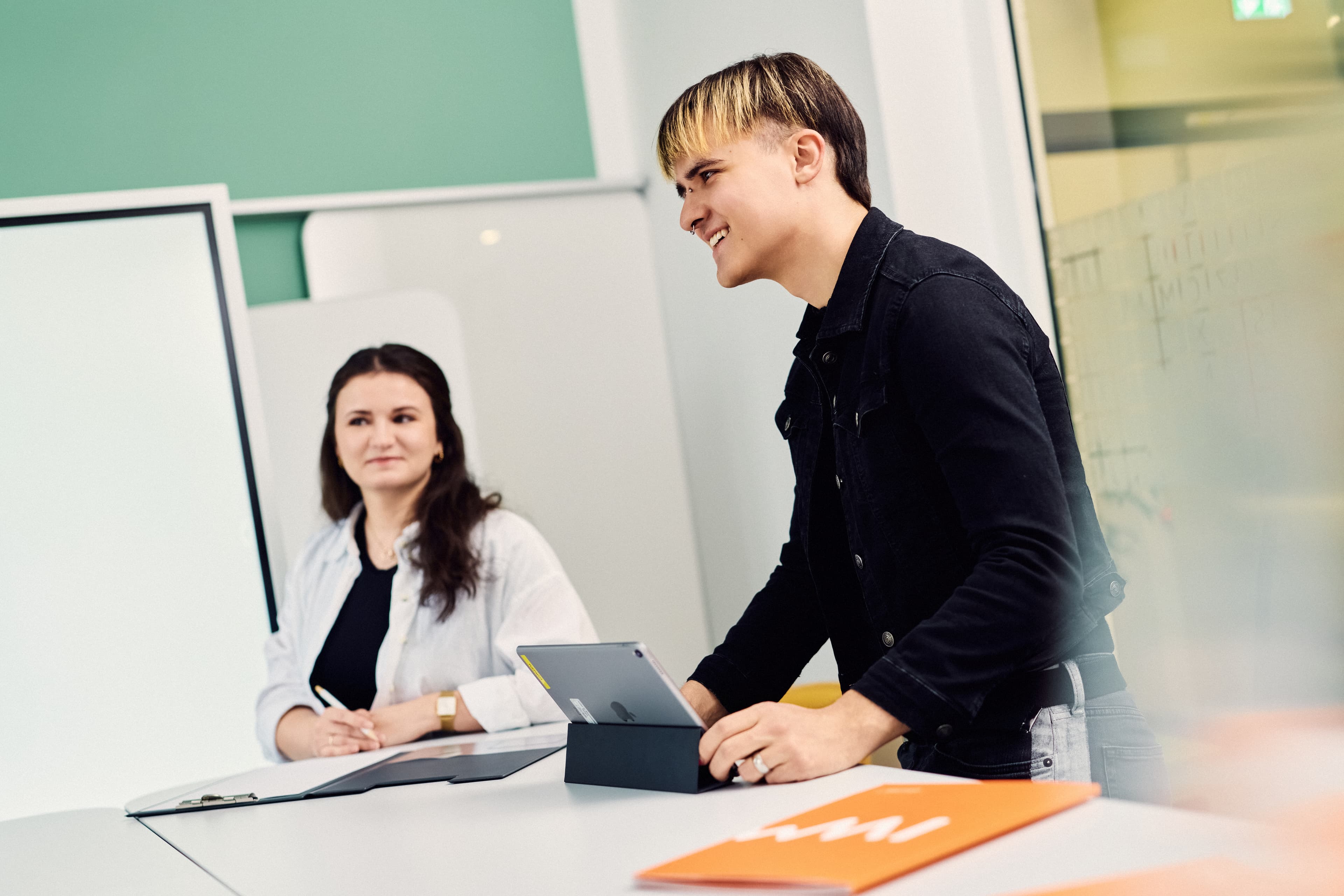 Zwei IWM-Mitarbeitende arbeiten an einem Stehtisch