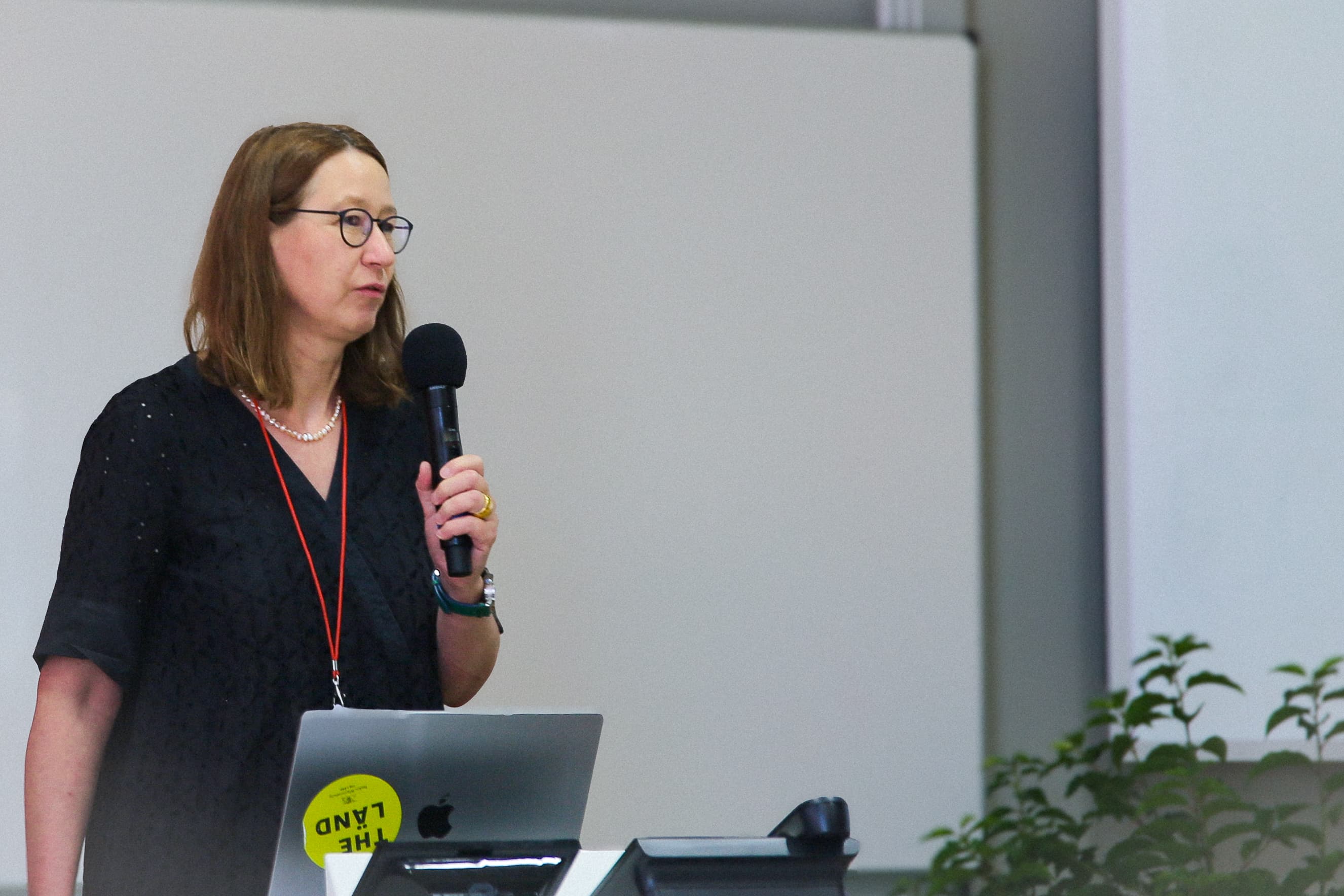 IWM-Direktorin Prof. Dr. Ulrike Cress spricht in ein Mikrofon