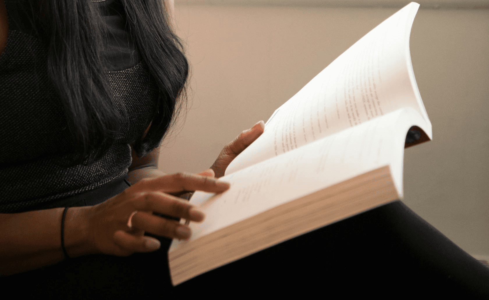 Eine Person liest in einem Buch