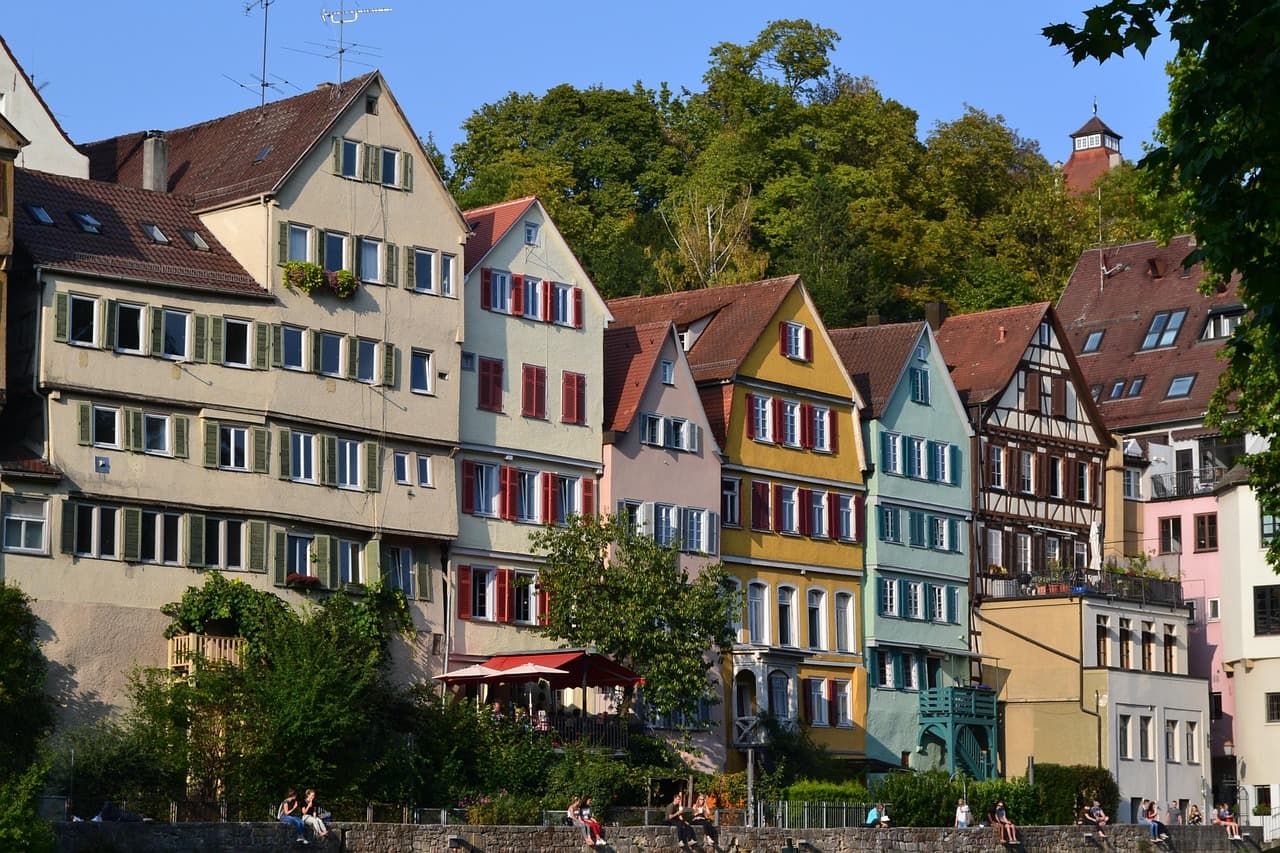 Eine bunte Häuserfront in Tübingen (© Kukuwaia / pixabay.com)